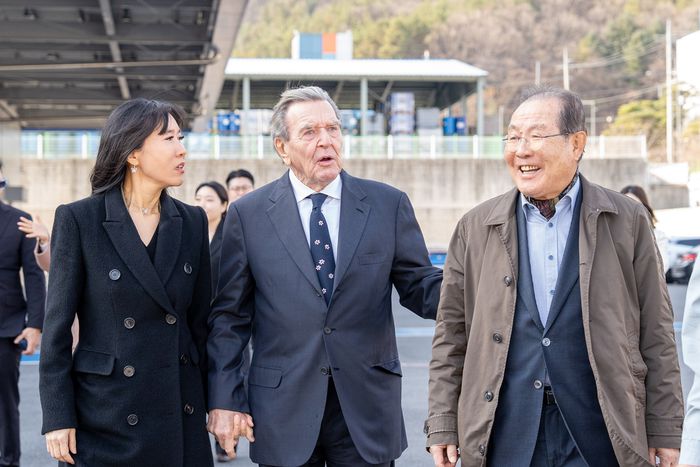 윤동한 한국콜마 회장(오른쪽)이 슈뢰더 전 독일 총리(가운데), 김소연 슈뢰더-김 재단 이사장(왼쪽)과 함께 세종공장을 둘러보고 있다. /콜마그룹