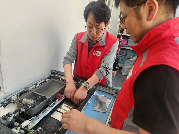 LG전자 직원들이 전문 기술 역량을 활용해 제품 점검·수리 봉사를 하는 모습.[LG전자]