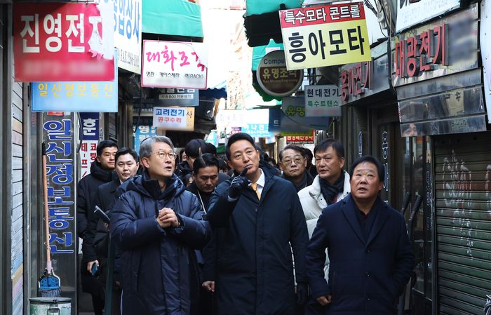 오세훈 서울시장(앞줄 가운데)이 4일 종묘 경관 훼손 논란이 일고 있는 서울 종로구 세운재정비 촉진지구를 둘러보고 있다. [연합뉴스]