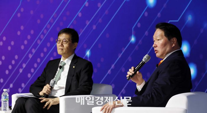 최태원 대한상공회의소 회장과 이창용 한국은행 총재가 5일 대한상공회의소 국제회의장에서 ‘AI 기반의 성장과 혁신’을 주제로 열린 제4회 한국은행-대한상공회의소(BOK-KCCI) 공동세미나에서 특별 대담을 하고 있다.  2025.12.5 [김호영기자]