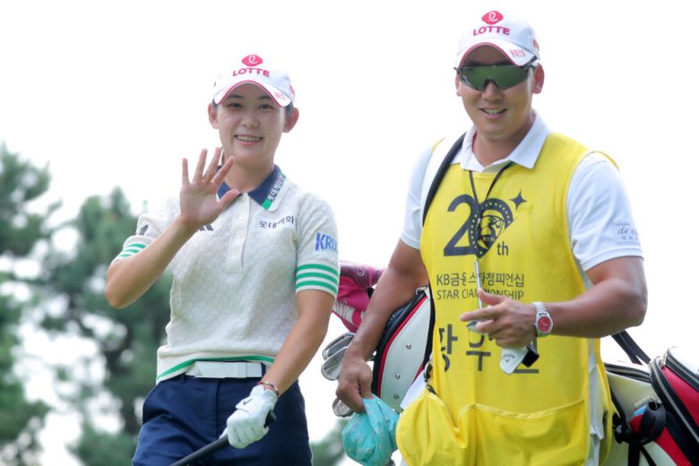 황유민(왼쪽)과 박중근 캐디가 LPGA 투어에서도 호흡을 맞춘다.  윤현준 골프전문사진기자