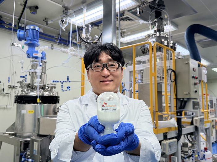 SK이노베이션 환경과학기술원 소속 연구원이 LFP 배터리 재활용 기술을 통해 회수한 탄산리튬(Li₂CO₃)을 소개하고 있다. SK이노베이션