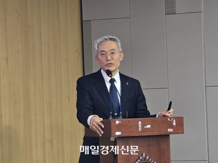 5일 서울 여의도 국회의원회관에서 열린 ‘스테이블코인 시대 리더십 확보를 위한 정책세미나’에서 김종승 엑스크립톤 대표가 제시한 미래 금융 생태계 구조도. 비트코인을 최상위 준비자산으로 하고, 국채 등 토큰화된 자산(RWA)을 담보로 스테이블코인이 결제 레이어를 담당하는 구조를 설명하고 있다. [사진=안갑성 기자]