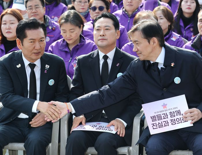 더불어민주당 정청래 대표(왼쪽부터), 국민의힘 장동혁 대표, 조국혁신당 조국 비상대책위원장이 29일 서울 광화문광장에서 열린 10.29 이태원 참사 3주기 기억식에 참석해 인사를 나누고 있다. [연합뉴스]