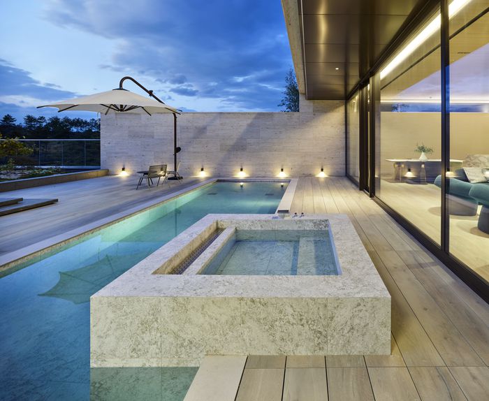 온천 직수가 공급되는 그랜드 빌라 야외수영장. ⓒ kim yongkwan