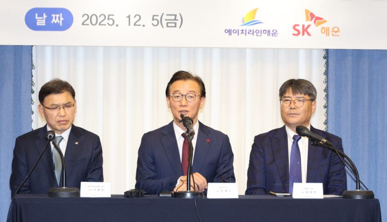 5일 부산 중구 코모도호텔에서 SK해운과 에이치라인해운 본사의 부산 이전 발표회가 열린 가운데 전재수 해양수산부 장관이 취재진에게 질문을 받고 있다. 왼쪽부터 서명득 에이치라인해운 사장, 전 장관, 김성익 SK해운 사장.  연합뉴스