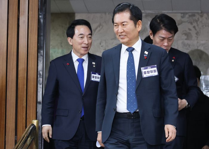 더불어민주당 정청래 대표가 5일 서울 여의도 국회에서 열린 제3차 중앙위원회의에 입장하고 있다. [연합뉴스]