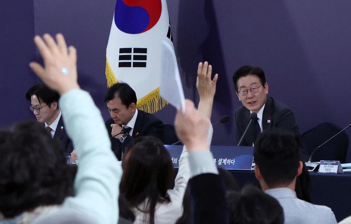 5일 충남 천안시 한국기술교육대학교 담헌홀에서 열린 ‘첨단산업의 심장, 충남의 미래를 설계하다’ 타운홀 미팅에서 참석자들이 이재명 대통령을 향해 손을 들며 발언권을 요청하고 있다./2025.12.5. 대통령실사진기자단   김호영기자