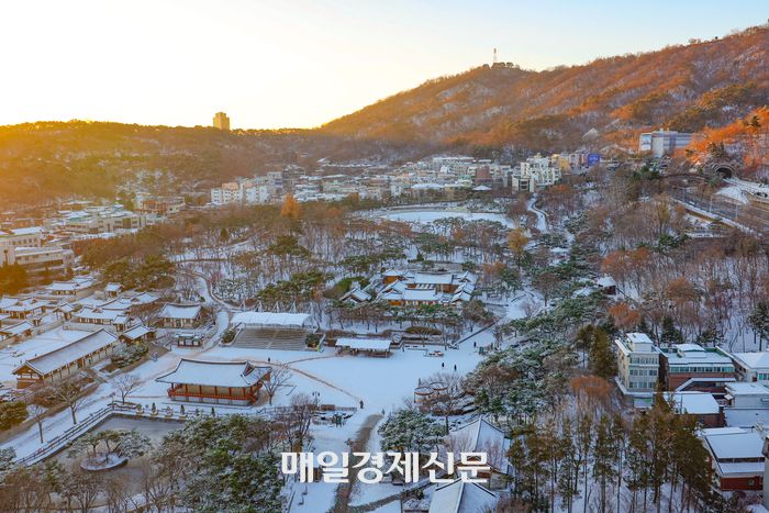 서울에 많은 첫 눈이 내린 다음 날인 5일 오전 매일경제사옥에서 바라본 남산골 한옥마을이 하얀 눈으로 덮여 있다. 2025.12.05[이충우기자]