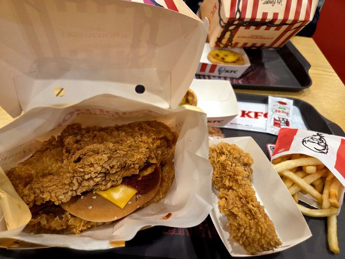 KFC와 기묘한 이야기 5의 협업 팝업스토어가 운영되는 KFC 서울 신촌역점 [김혜진 기자]