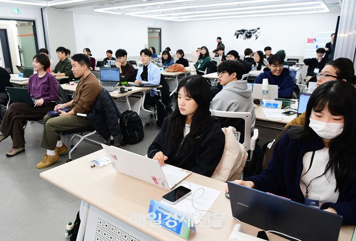 매경미디어 NEXT AI 해커톤 참가자들이 주제 설명을 듣고 있다. <강영국 기자>