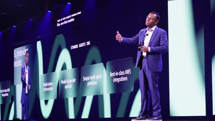 스와미 시바수브라마니안 AWS 에이전틱 AI 담당 부사장이 ‘AWS 리인벤트 2025’의 기조연설에서 ‘스트랜즈 에이전트 SDK’를 소개하고 있다. [사진 = 아마존웹서비스]