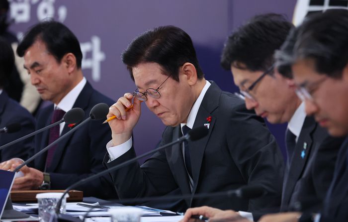 이재명 대통령이 5일 충남 천안시 한국기술교육대학교에서 열린 ‘충남의 마음을 듣다’ 타운홀미팅 간담회에서 참석자 발언 중 자료를 보고 있다. [연합뉴스]