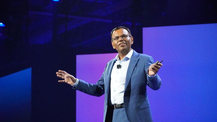 스와미 시바수브라마니안 AWS 에이전틱 AI 담당 부사장이 지난 3일(현지시간) ‘AWS 리인벤트 2025’에서 기조연설을 하고 있다. [사진 = 아마존웹서비스]