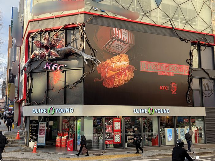 KFC와 기묘한 이야기 5의 협업 팝업스토어가 운영되는 KFC 서울 신촌역점 [김혜진 기자]