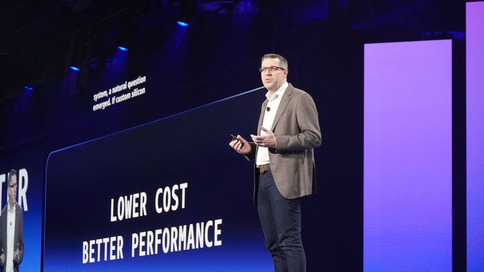 데이브 브라운 AWS 컴퓨트 및 머신러닝 서비스 담당 부사장이 4일(현지시간) ‘AWS 리인벤트 2025’에서 기조연설을 하고 있다. [사진 = 아마존웹서비스]