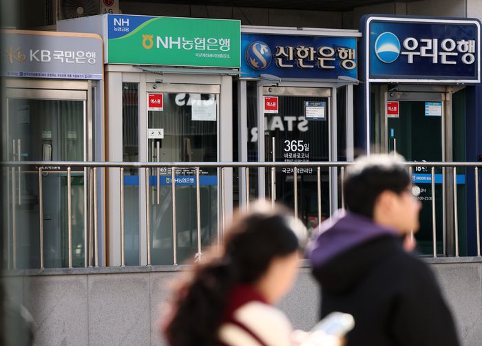 은행들이 지난달 예·적금 금리를 잇달아 높이면서 주요 은행 예금 상품 최고금리가 약 반 년 만에 연 3%대로 다시 올라섰다. [연합뉴스]