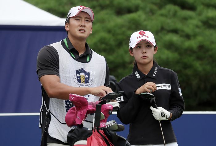 KLPGA 투어에서 환상의 호흡을 선보였던 황유민과 박중근 캐디가 LPGA 투어에서도 함께 한다. 윤현준 골프전문사진기자
