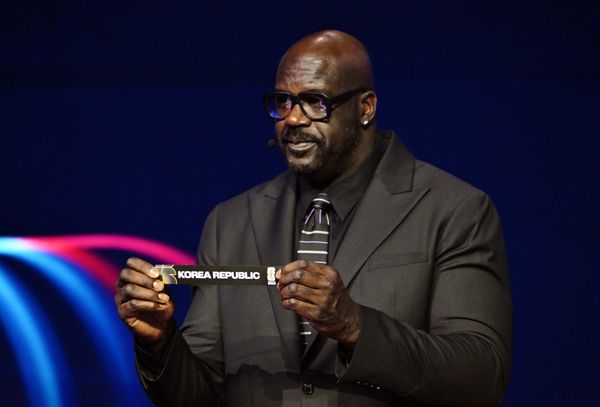 NBA 레전드 샤킬 오닐이 포트 2 추첨에서 한국을 뽑고 있다. 사진= REUTERS= 연합뉴스 제공