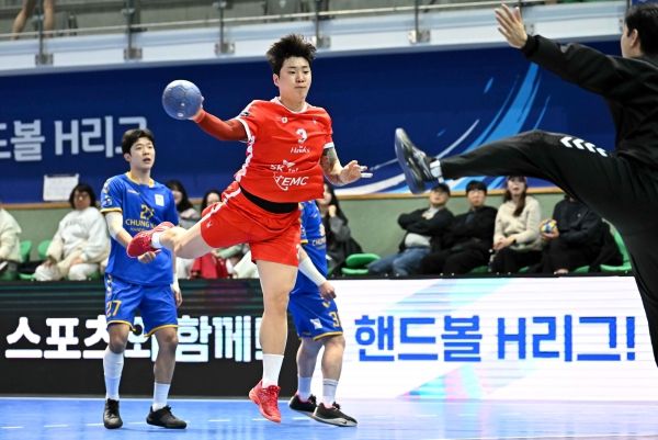 사진 SK호크스 장동현이 슛을 던지는 장면, 사진 제공=한국핸드볼연맹