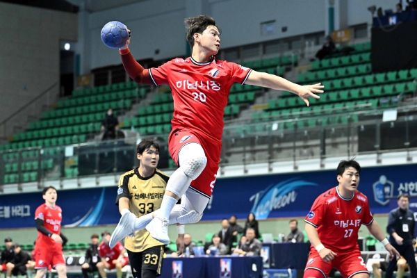 사진 하남시청 나의찬의 점프슛 장면