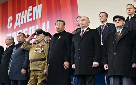 블라디미르 푸틴 러시아 대통령(오른쪽에서 둘째)과 시진핑 중국 국가주석(가운데)이 지난 5월 9일(현지시간) 러시아 모스크바 붉은광장에서 열린 전승절 80주년 기념 열병식에 참석하고 있다. [EPA연합뉴스]