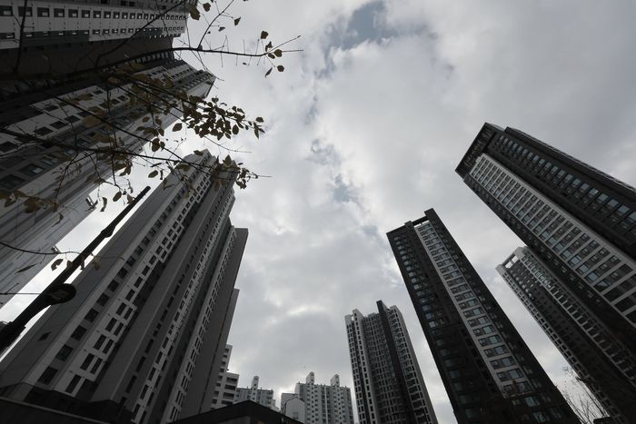 성동구의 한 아파트 단지 위로 먹구름이 가득하다. [이승환 기자]