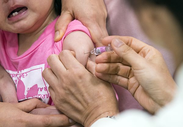 서울 중랑구의 한 병원 소아청소년과에서 한 어린이가 독감 예방 주사를 맞고 있다. 사진은 기사와 무관. [연합뉴스]