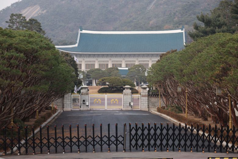 강훈식 대통령 비서실장이 7일 "대통령실은 용산 시대를 뒤로하고 대통령이 원래 있어야 할 청와대로 이전하겠다"며 청와대 복귀 계획을 밝혔다. 청와대는 지난달까지 환경 정비와 정보통신 공사가 마무리됐으며, 식당 같은 지원 시설은 지난 3일 이사를 시작했다. 일반적인 업무 시설은 크리스마스쯤이면 이사가 마무리될 전망이다. 대통령실 복귀 예정인 청와대 앞 정문이 굳게 닫혀 있다.  한주형 기자