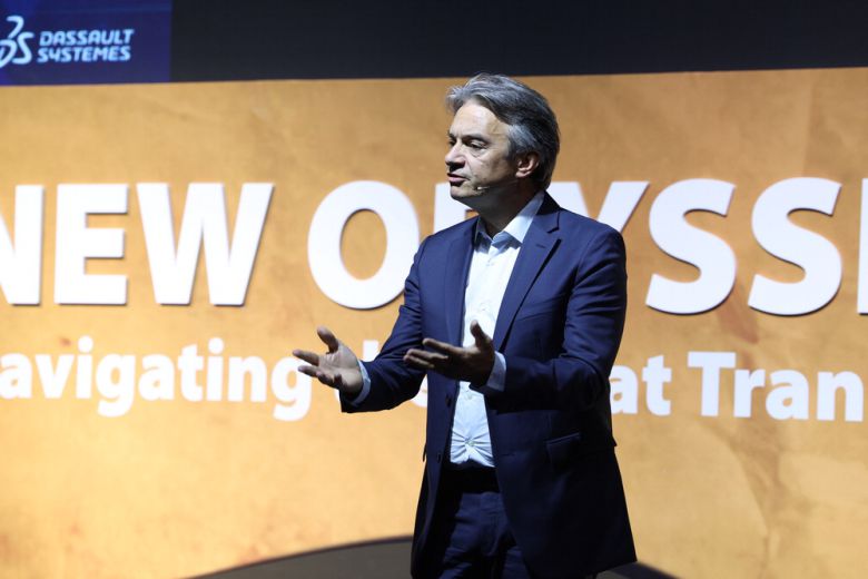 파스칼 달로즈 다쏘시스템 CEO가 지난 9월 서울 중구 신라호텔에서 열린 제26회 세계지식포럼에서 인공지능(AI)을 이용한 산업 혁신에 대해  설명하고 있다.  매경DB