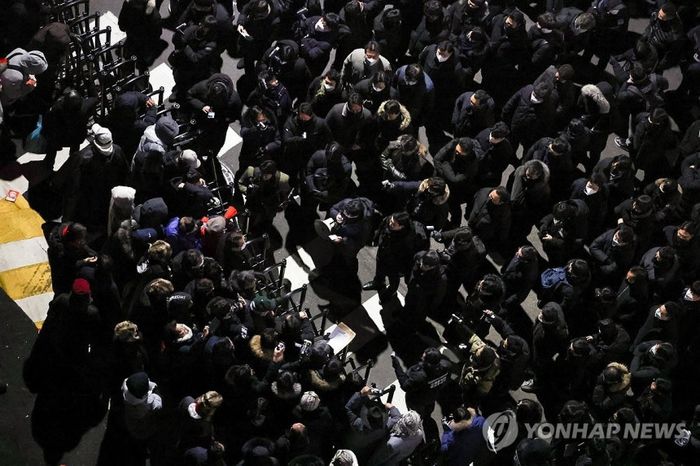 고위공직자범죄수사처(공수처)와 경찰이 윤석열 대통령에 대한 2차 체포영장 집행에 나선 15일 서울 용산구 한남동 대통령 관저 입구에서 윤 대통령측 변호인단 및 경호처(왼쪽)과 공수처, 경찰이 대치하고 있다. 2025.1.15 [사진출처=연합뉴스]