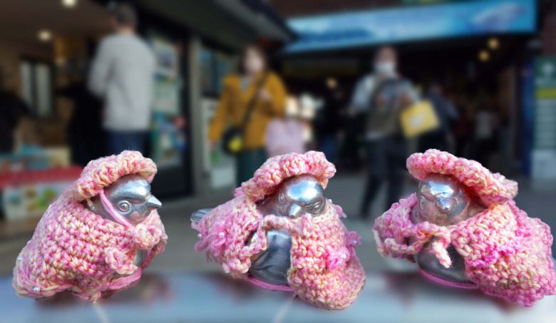 일본의 한 기차역. 출구 앞 참새 조형물이 따뜻한 뜨개옷을 입고 있습니다. 누군가의 작은 정성이 지나던 여행자의 발길을 잡습니다.  한주형 기자