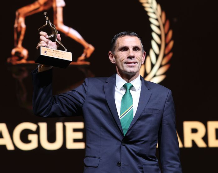 1일 서울 서대문구 스위스그랜드호텔에서 열린 K리그 2025 대상 시상식에서 K리그1 감독상을 수상한 전북현대 모터스 거스 포옛 감독이 기념촬영을 하고 있다. 연합뉴스