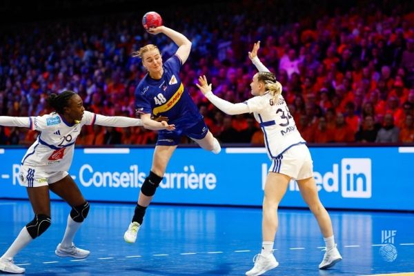 사진 제27회 여자 핸드볼 세계선수권대회 네덜란드와 프랑스 경기 모습, 사진 제공=국제핸드볼연맹