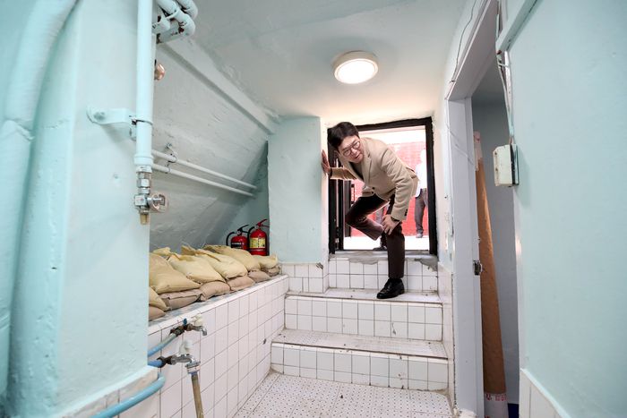 지난 2023년 성동구 용답동 내 한 반지하 가구 점검에 나섰던 정원오 구청장. [성동구]