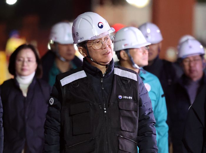 김영훈 고용노동부 장관이 11일 오후 광주 서구 광주대표도서관 건립공사장 붕괴 현장에서 이동하고 있다. [연합뉴스]