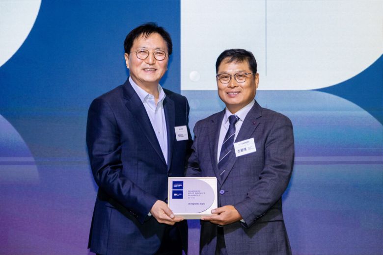 DL이앤씨 박상신 대표(왼쪽)와 태일씨앤티 조왕래 소장.