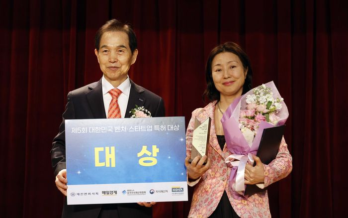 10일 서울 중구 매경미디어센터에서 열린 제5회 대한민국 벤처 스타트업 특허대상 시상식에서 이광형 국가지식재산위원회 위원장(왼쪽)과 대상 수상자 김현정 에스엠디솔루션 대표가 기념촬영을 하고 있다. <김호영 기자>