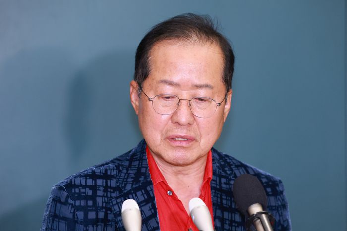 홍준표 전 대구시장이 지난 6월 17일 인천국제공항 제1여객터미널을 통해 귀국한 뒤 취재진과 인터뷰하고 있다. [연합뉴스]