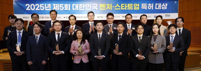 제5회 대한민국 벤처·스타트업 특허대상 시상식이 10일 서울 중구 매경미디어센터에서 열렸다.  김용선 지식재산처장, 이광형 국가지식재산위원회 위원장, 장승준 매경미디어그룹 부회장, 김두규 대한변리사회 회장, 유정희 벤처기업협회 본부장(뒷줄 왼쪽 셋째부터)과 대상 수상 기업인 에스엠디솔루션의 김현정 대표(앞줄 왼쪽 네번째) 등 수상자들이 기념촬영을 하고 있다. <김호영 기자>