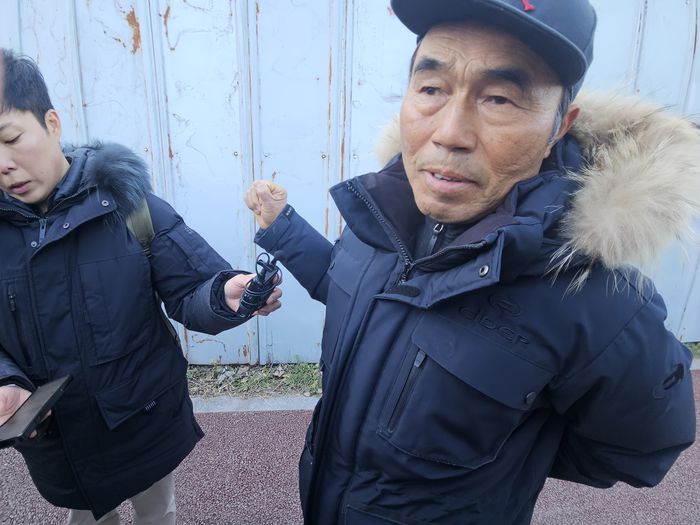 광주대표도서관 신축현장에서 붕괴사고가 일어난 가운데 12일 매몰자 동생 고대성씨가 현장의 안전관리를 지적하고 있다.