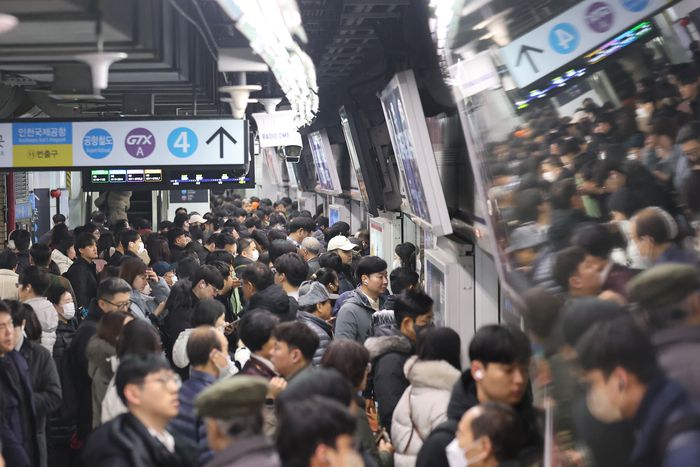 서울지하철 1∼8호선을 운영하는 서울교통공사 노조의 총파업 예고일을 하루 앞둔 지난 11일 서울역 플랫폼에서 승객들이 지하철에 타거나 내리고 있다. [연합뉴스]