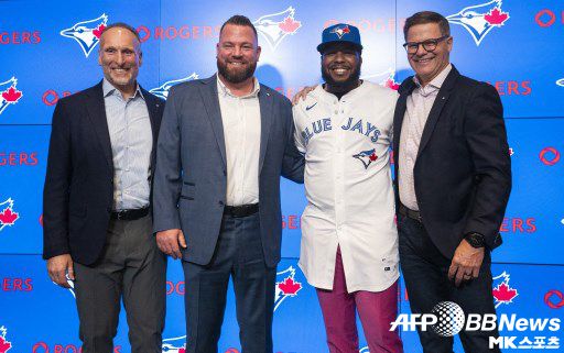 샤파이로(맨 왼쪽)는 팀의 간판스타 블라디미르 게레로 주니어를 장기 계약으로 붙잡는 등 여러 계약을 이끌어냈다. 사진=ⓒAFPBBNews = News1