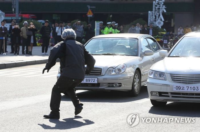 서울 시청 앞 서울광장에서 어르신교통안전 문화정착을 위한 어르신 안전보행 다짐대회에서 스턴트맨이 무단횡단하다 사고가 나는 위험한 상황을 재현하고 있다.[연합뉴스]