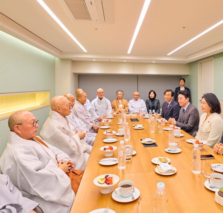 이재명 대통령의 부인 김혜경 여사(오른쪽 첫째)가 지난 12일 서울 중구 한 호텔에서 열린 '불교 지도자 초청 국민 화합 기원 송년 만찬'에 참석하기 앞서 불교계 인사들과 차담을 나누고 있다.  대통령실