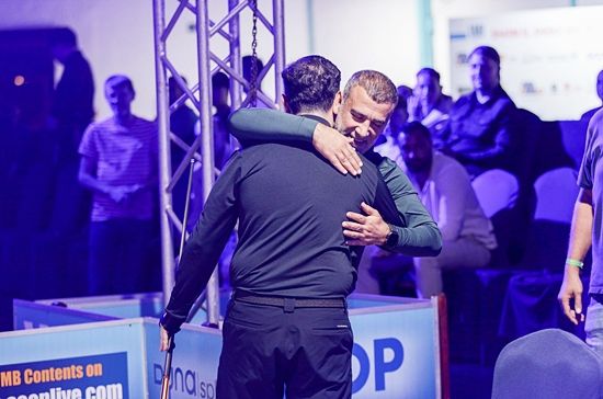 ‘튀르키예 선배’ 타이푼 타스데미르가 접전 끝에 시돔을 꺾고 개인 통산 첫 3쿠션월드컵 정상에 오른 카라쿠르트를 격려해주고 있다. (사진=SOOP)