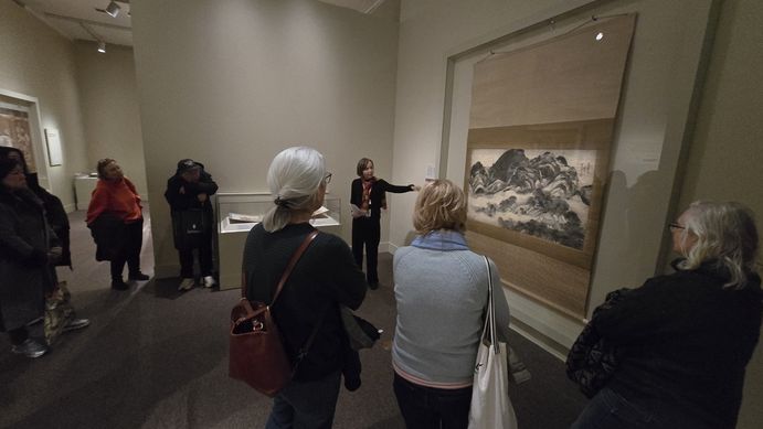 미국 워싱턴DC 국립아시아미술관에서 열리는 ‘한국의 보물: 모으고, 아끼고, 나누다’(이건희 컬렉션) 전시 공간에서 관람객들이 도슨트의 설명을 들으며 전시품을 주의깊게 지켜보고 있다. [워싱턴 최승진 특파원]