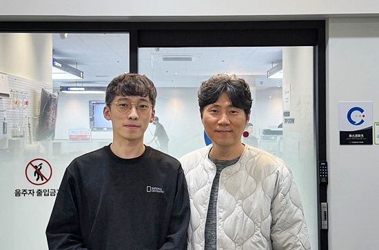 임완섭(왼쪽)이 경기도 구리 큐스코파크에서 자신을 지원해주고 있는 큐스코 박정규 대표와 포즈를 취하고 있다. (사진=임완섭)