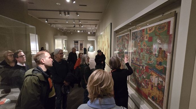 미국 워싱턴DC 국립아시아미술관에서 열리는 ‘한국의 보물: 모으고, 아끼고, 나누다’(이건희 컬렉션) 전시 공간에서 관람객들이 도슨트의 설명을 들으며 전시품을 주의깊게 지켜보고 있다. [워싱턴 최승진 특파원]