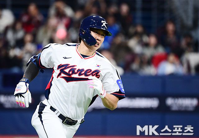 8일 오후 서울 고척스카이돔에서 ‘2025 NAVER K-BASEBALL SERIES’ 한국과 체코의 평가전이 열렸다. 1회말 1사 3루에서 대표팀 송성문이 선제 1타점 적시타를 치고 출루하고 있다. 사진(고척 서울)=김영구 기자